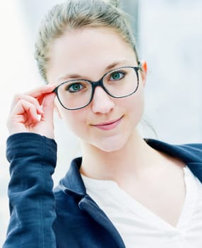 Outdoor expressive portrait of a dynamic junior executive