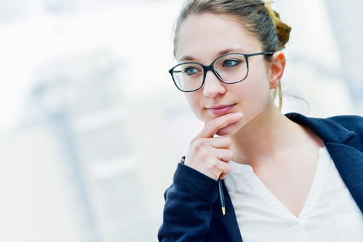 Outdoor expressive portrait of a dynamic junior executive