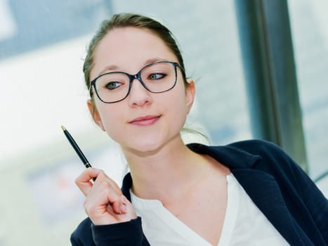 Outdoor expressive portrait of a dynamic junior executive