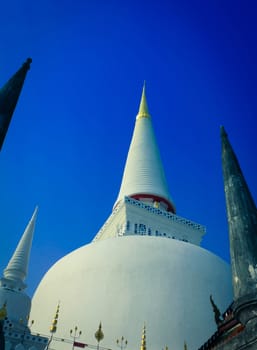 The faithful pagoda at Wat Phra Mahathat Woramahawihan, Nakhon Si Thammarat province,Thailand.

http://whc.unesco.org/en/tentativelists/5752/