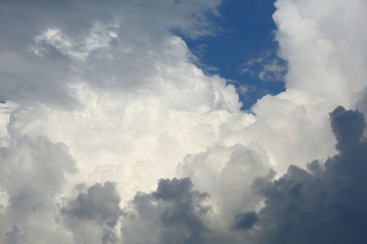 Clouds in th blue sky