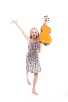 jong meisje is blij met viool in studio tegen witte achtergrond