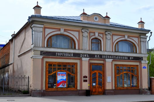 The two-storeyed brick plastered building arose in 1914 by a reorganization of a stone one-storeyed bench of the 1880th. In it there was Kolokolnikov' shop. Now here the exposition of regional museum of local lore takes place.

Address: Tyumen, 20 Respubliki St.