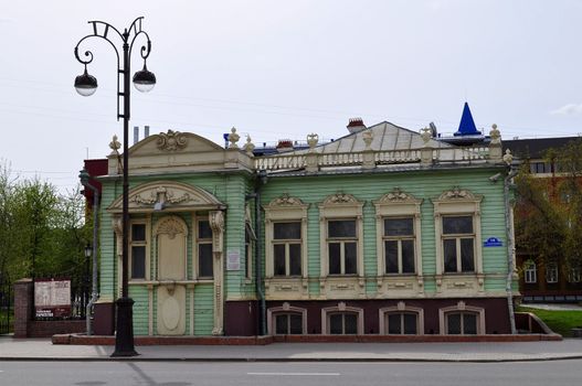 S. I. Kolokolnikov's estate � the oldest household in the city � is known since the beginning of the XIX century when it belonged to the Tyumen merchant I. V. Ikonnikov. In 1837 in the farmstead house Crown Prince Alexander Nikolaevich and its mentor V. A. Russian poet Zhukovsky stopped. At the end of the XIX century the estate took over the representative of other known merchant dynasty of Tyumen � Stepan Ivanovich Kolokolnikov who soon cardinally updated it. In the 1990th the building is restored according to the project of the architect G. P. Bordakov. Restoration of a difficult front carving with restoration of the lost elements was executed by the master V. M. Shitov. The monument has memorial value: in it from August to October, 1919 there was V. K. Blyukher's headquarters. Today this mansion belongs to the Tyumen regional museum of local lore.

Address: Tyumen, Respubliki St., 18