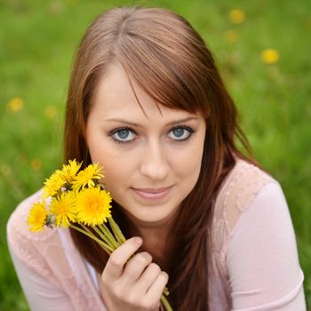 Beautiful girl posing with spring flowers 
