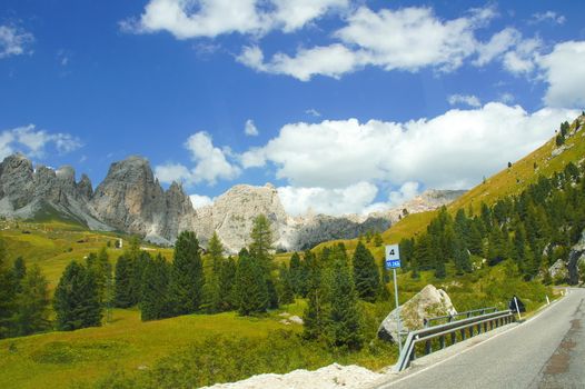 Grödnerjoch mit Staatsstraße 243 rechts