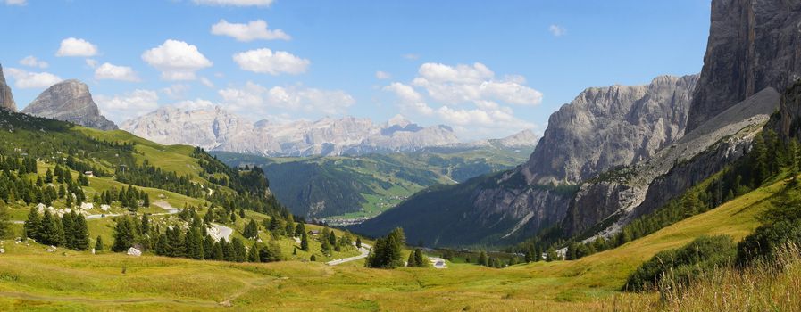 Panoramablick vom Grödnerjoch ins Gadertal