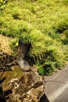 old boot that use as a jar for decorated garden