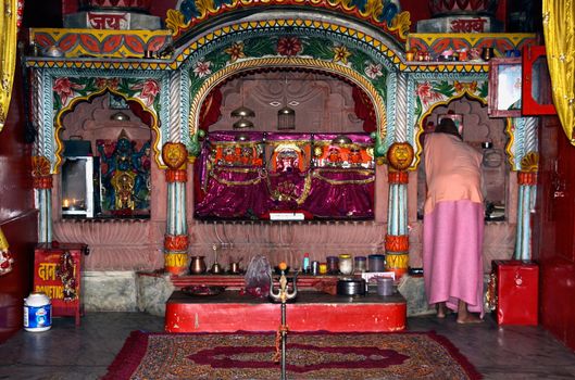 Priest preparing for Morning Puja at the Manibandh Shaktipeeth in Pushkar, Rajasthan, India