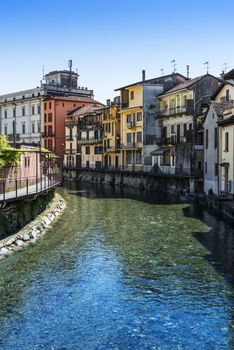 a foreshortening of Omega, between houses and the river