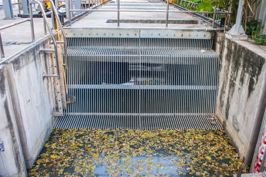 Canal floodgates