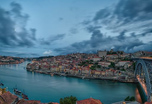 Sight of the city and of the river in the morning