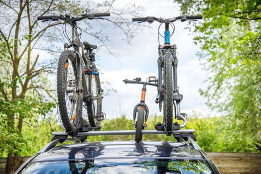 Car with two bicycles and one runbike