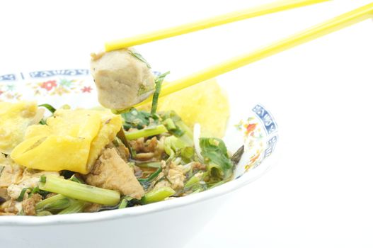 Eating fine cut white rice noodle soup vegetarian for health.