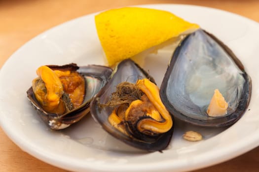 Mussels with lemon 