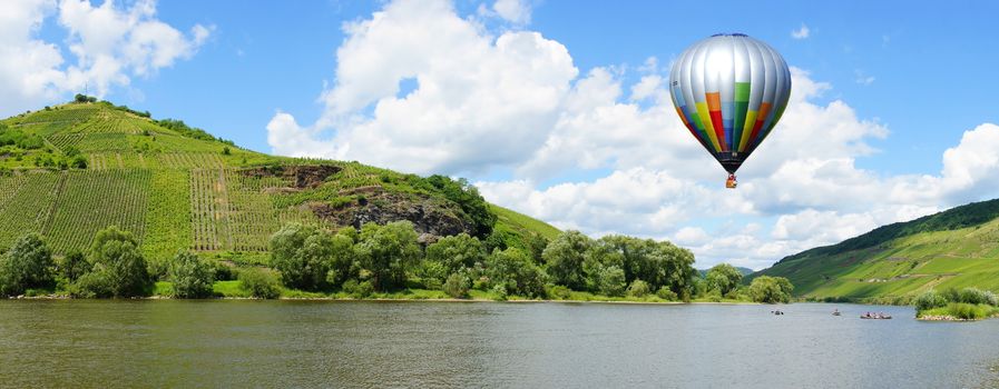 Ballon über dem Moseltal bei Burg Fotomontage