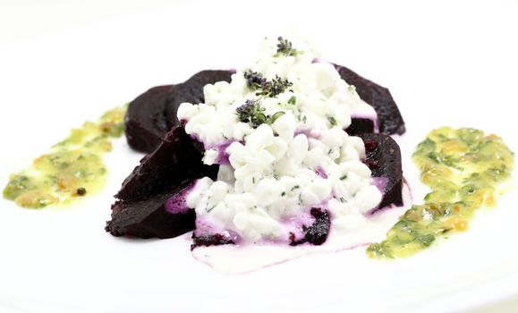 Beet salad with grainy cheese and vegetable sauce 