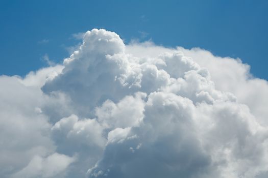 Clouds in th blue sky