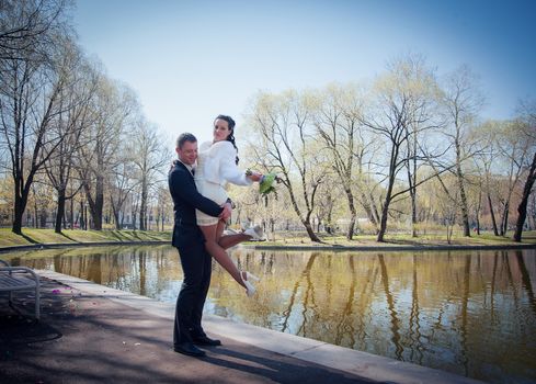 wedding portraits outdoors in the Park in summer