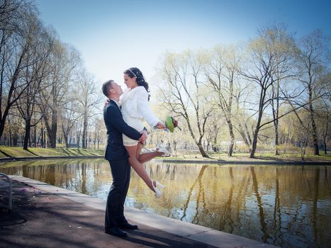 wedding portraits outdoors in the Park in summer