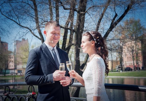 wedding portraits outdoors in the Park in summer