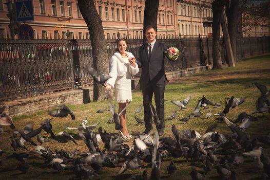 wedding portraits outdoors in the Park in summer