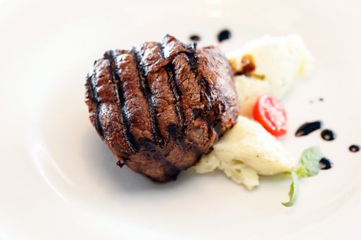 steak with mashed potatoes