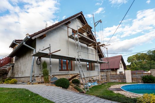 Construction or repair of the rural house, fixing facade, insulation and using color