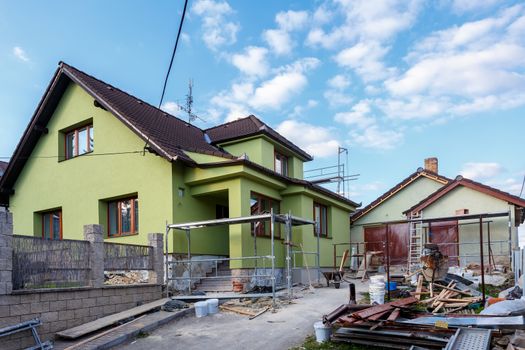 Construction or repair of the rural house, fixing facade, insulation and using color