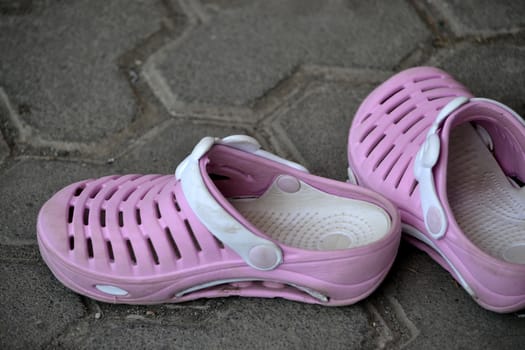 little pink rubber sandal for girl and children