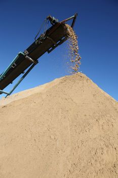 Conveyor belt dumping clean screened sand for building