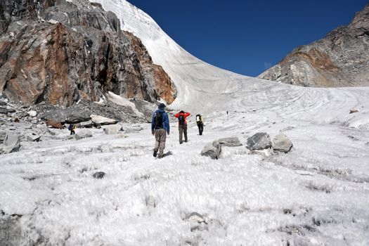 Trekkers crossing the pristine glacier in the high altitude pass (Cho La - 5330m) between Everest Base Camp and Gokyo in the Himalaya Mountains of Nepal
