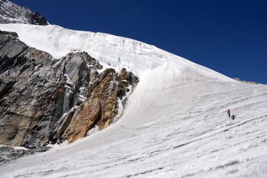 Trekkers crossing the pristine glacier in the high altitude pass (Cho La - 5330m) between Everest Base Camp and Gokyo in the Himalaya Mountains of Nepal