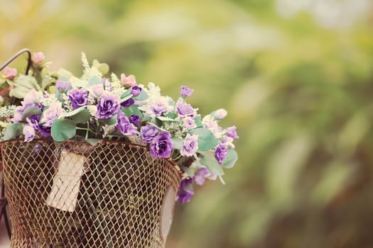 The bike basket with roses