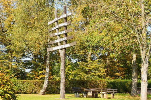 Holzschilder mit den Namen der Reiler Weinlagen
