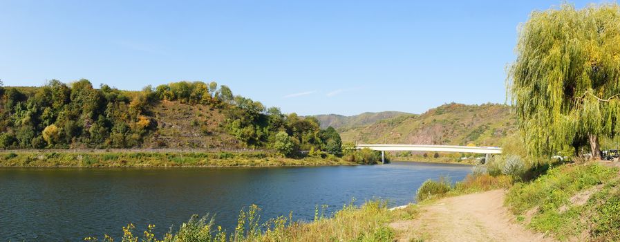 Moseltal bei Neef Panorama im Herbst
