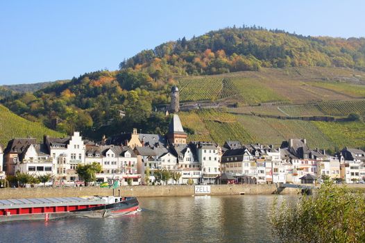 Stadt Zell an der Mosel im Herbst
