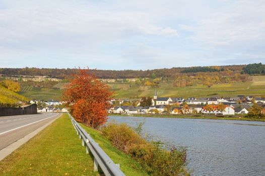 Herbst in Nittel an der Obermosel von der luxemburgischen Seite gesehen
