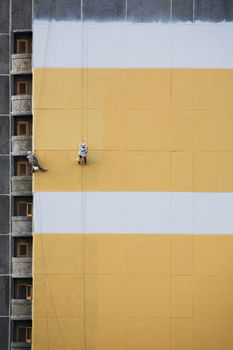 steeplejacks on a concrete wall of a under construction house