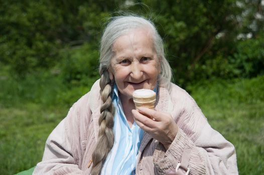 old grandmother to eat ice cream in the summer in the Park
