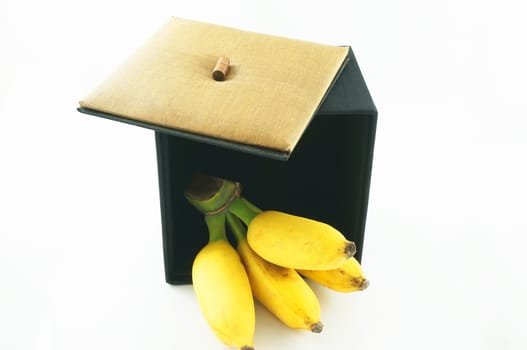Ripe banana With golden color Placed inside a black box, a brown cap.                               