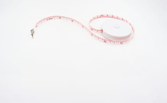 Cable length measurement In the white box, round shape, some were pulled out. The gauge length in inches and centimeters.                              