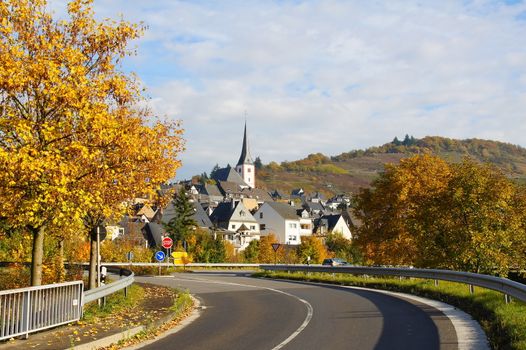 Enkirch an der Mittelmosel mit Ausfahrt zur B 53
