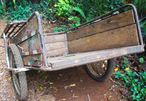 Two wheels cart, use for carry object and anything. The frame is made from steel and body
made ??from wood.                           