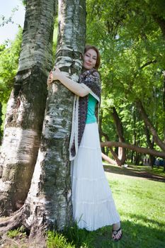 middle-aged woman walks in the Park in the summer of the tree