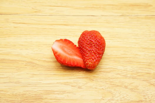 Strawberry was split in half, then remove the bottom opposite the collision, like a heart.                              