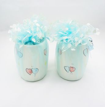 Souvenirs wedding day is a cup with a heart pattern, wrapped with blue mesh upper designed to tie into a heart-shaped mesh.                              