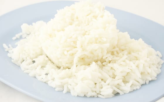 White rice has finished cooking ready to eat
Put it in a blue plate.                              