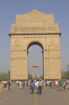 Crowds of around India Gate. Memorial to Indian and British soldiers who died in World War 1 and the 3rd Afghan War. New Delhi, India.