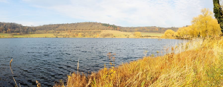 Schalkenmehrener Maar in der Vulkaneifel Panorama
